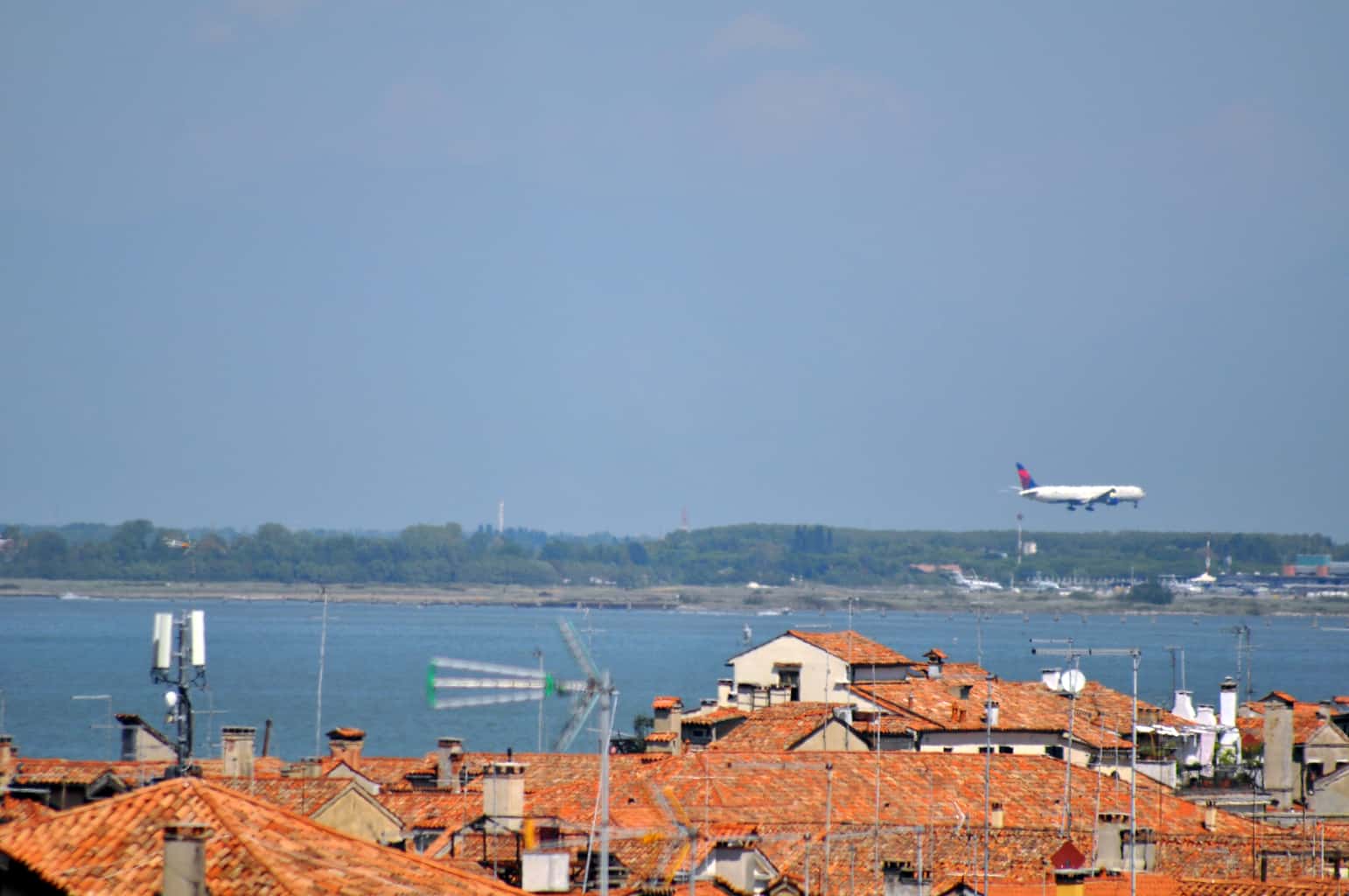 Arrivo-in-aereo-per-visitare-Venezia