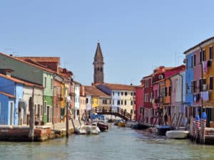 Pittoresca isola di Burano. Sicuramente da vedere!