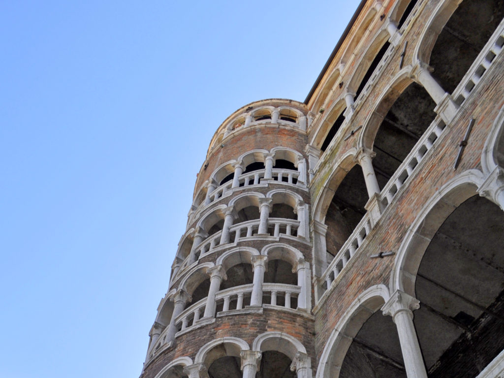 Scala Contarini del Bovolo. Vista da giu`