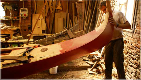 Мастер делает гондолу в Венеции. Экскурсия