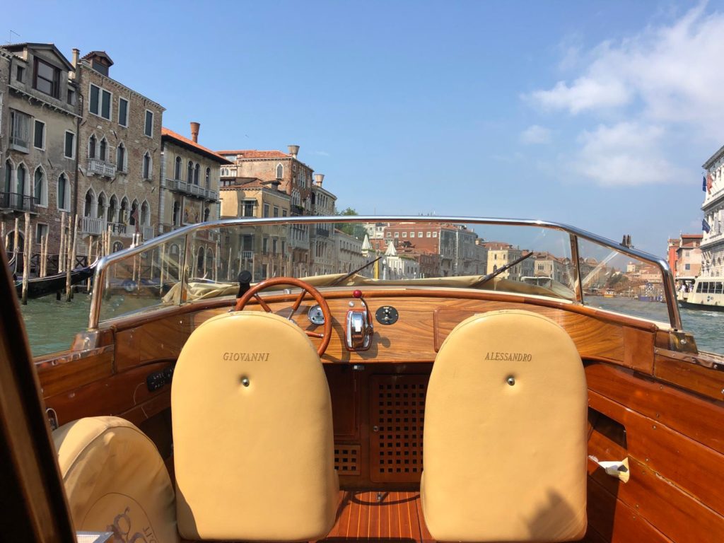 Места. Водное такси в Венеции