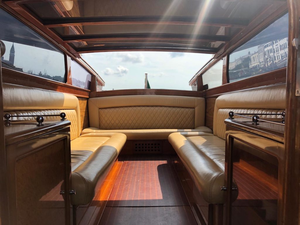 Салон. Водное такси в Венеции