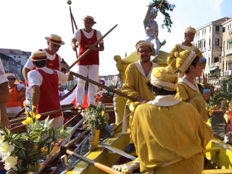 Историческая регата в Венеции. Гребцы