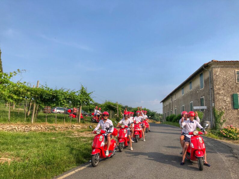 Tour moto Vespa addio celibato Garda