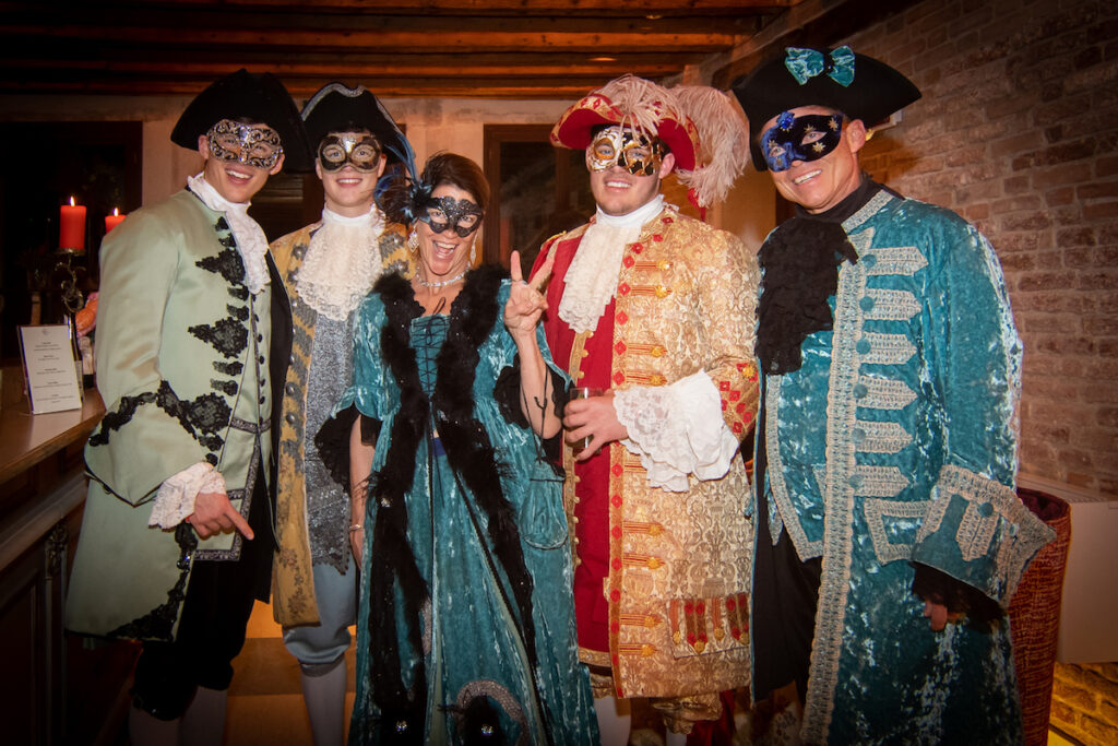 Венецианский бал маскарад. Гости  вечера в отеле Heureka