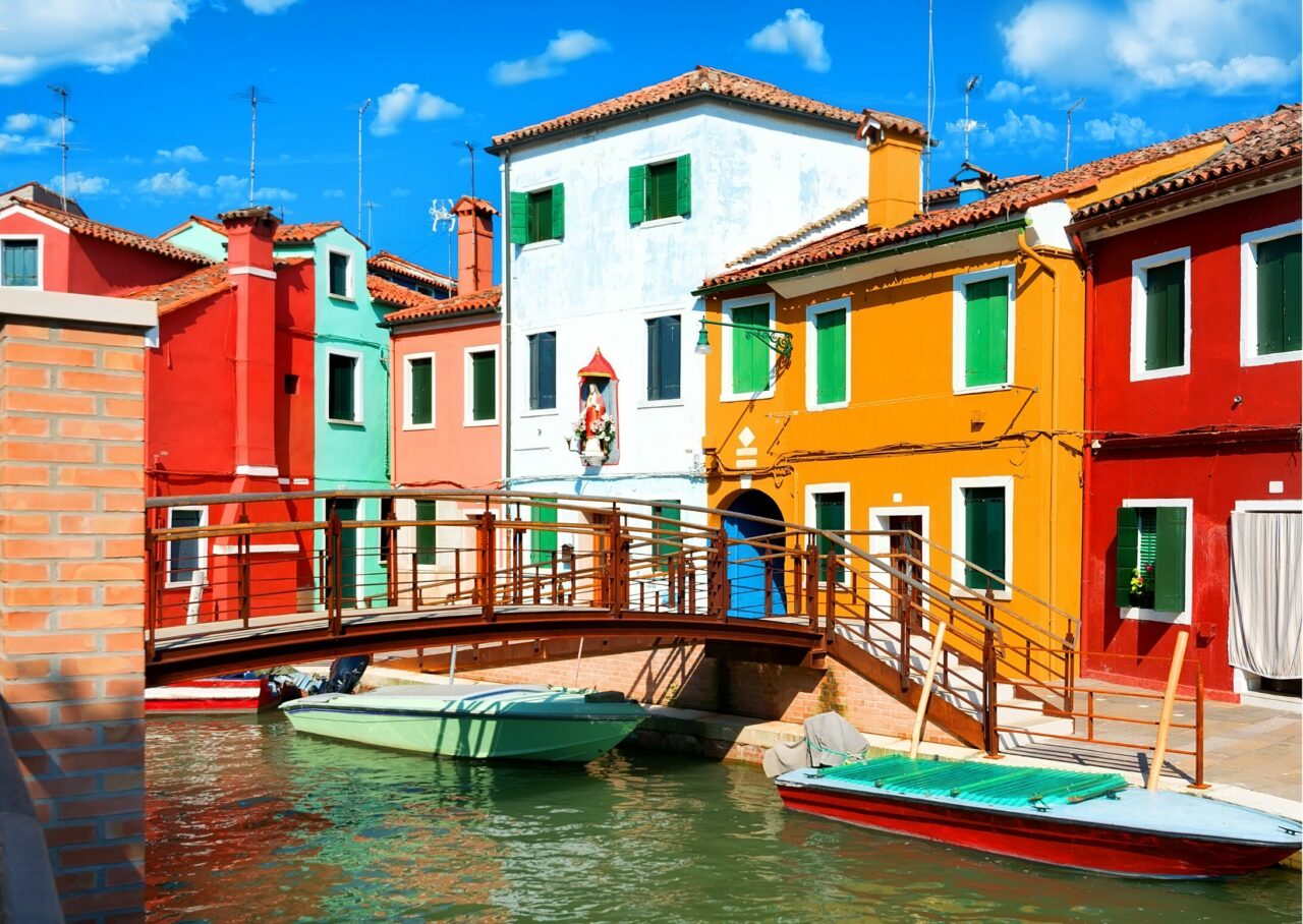Ville de Burano avec ses jolies maisons 