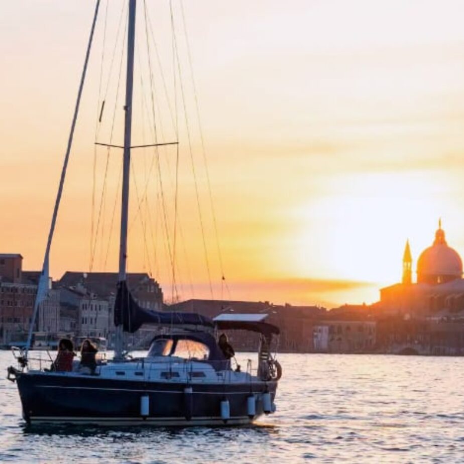 Barca e vela di sera a Venezia