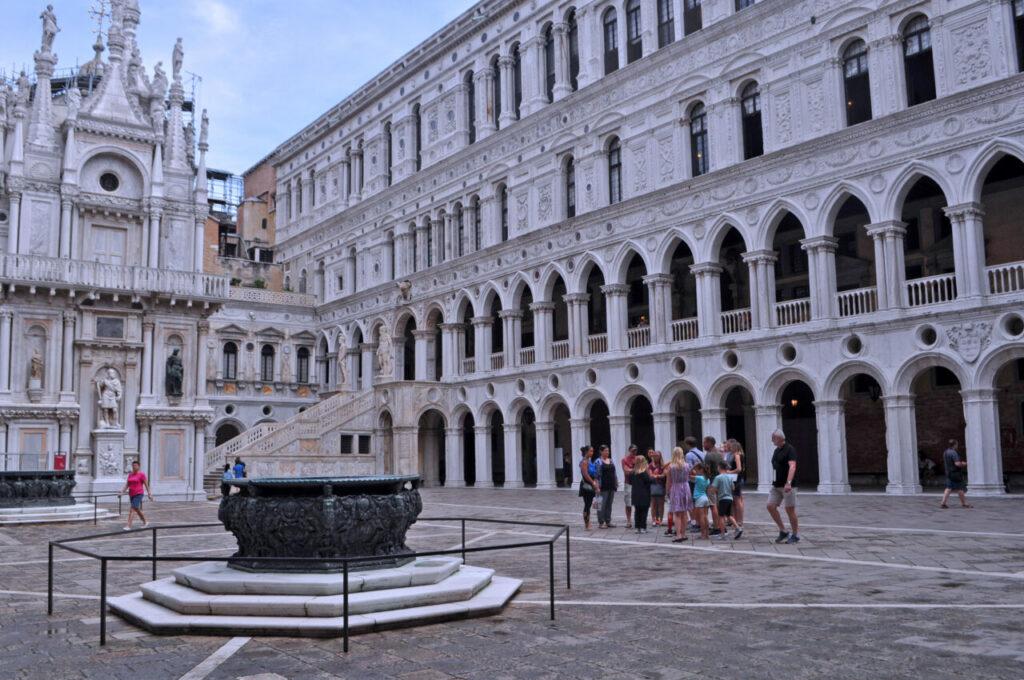 Дворец Дожей в Венеции внутри