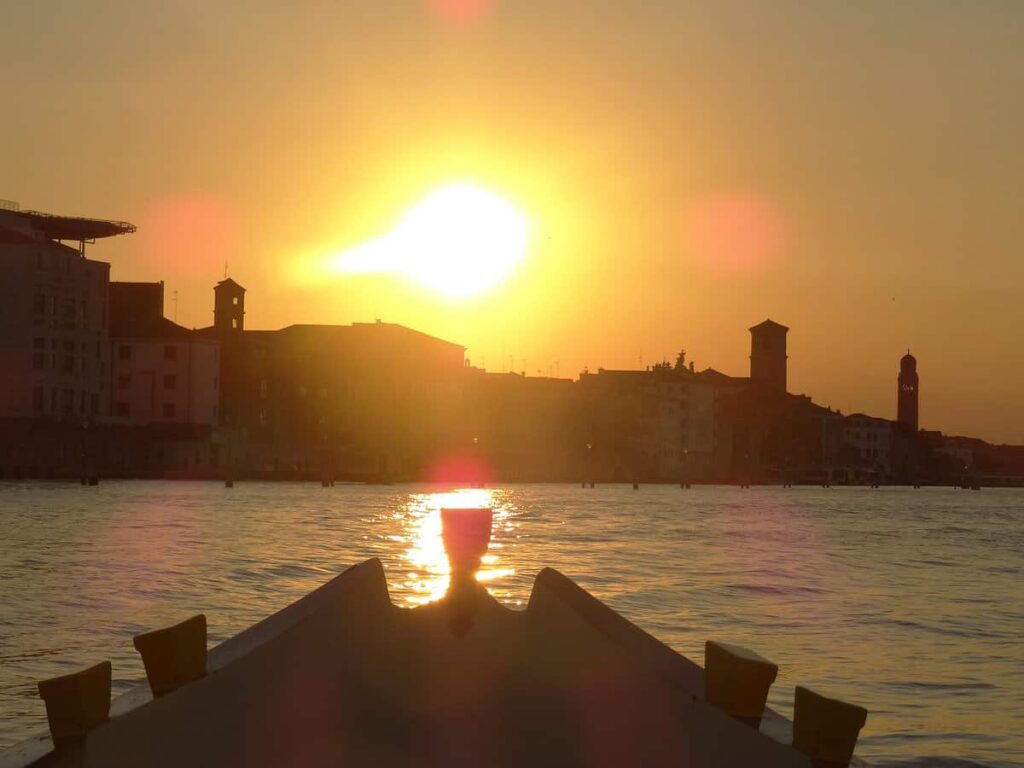 Tour in Bragozzo Venice at sunset with VivoVenetia