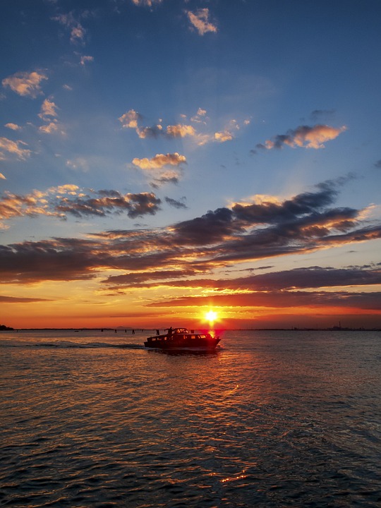 Coucher de soleil en bateau à Venise
