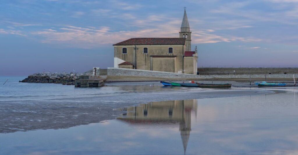 Caorle chiesa sul mare