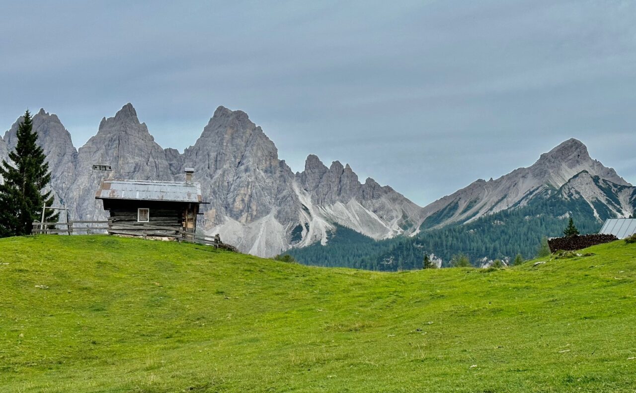 Escursione guidata Dolomiti località Vedorcia vista Spalti di Toro