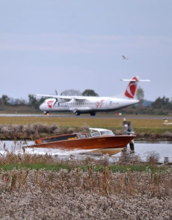 Water taxi Airport Venice