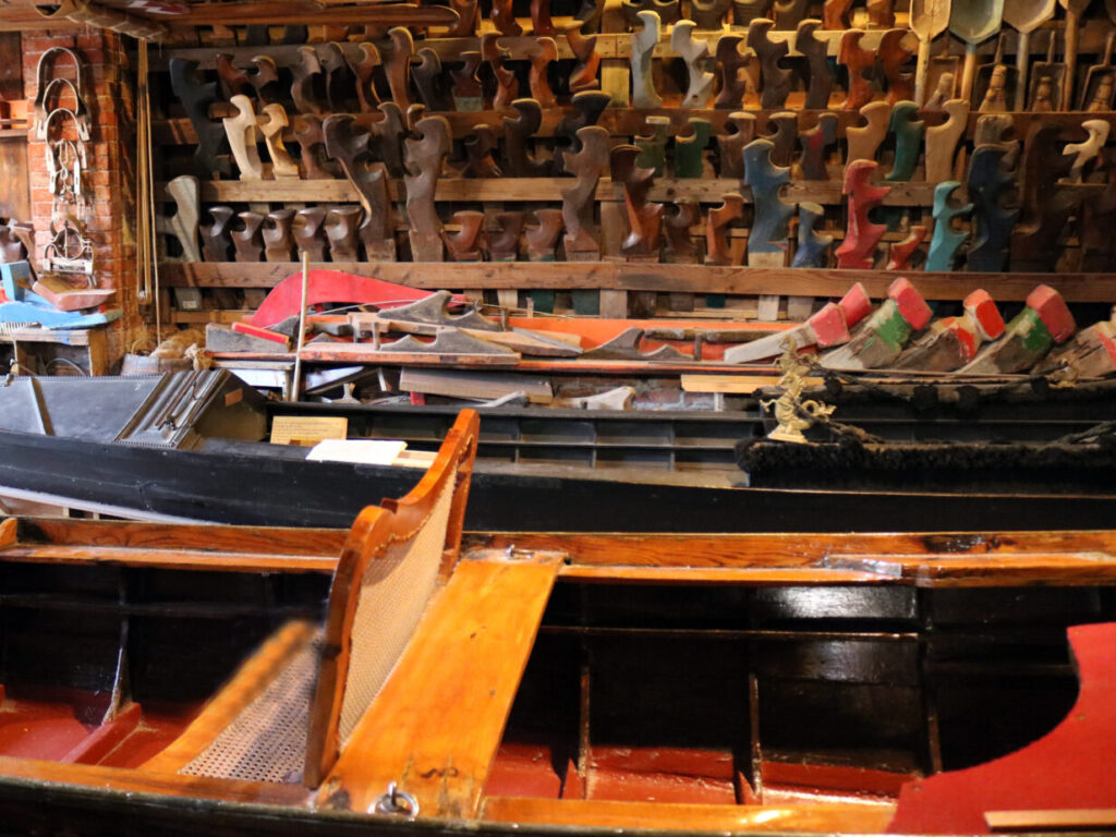 Как делают гондолы. Тур в мастерскую гондол