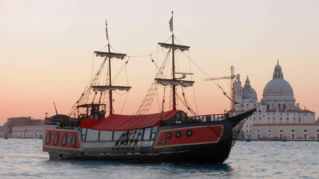 Галеон Венеция зима