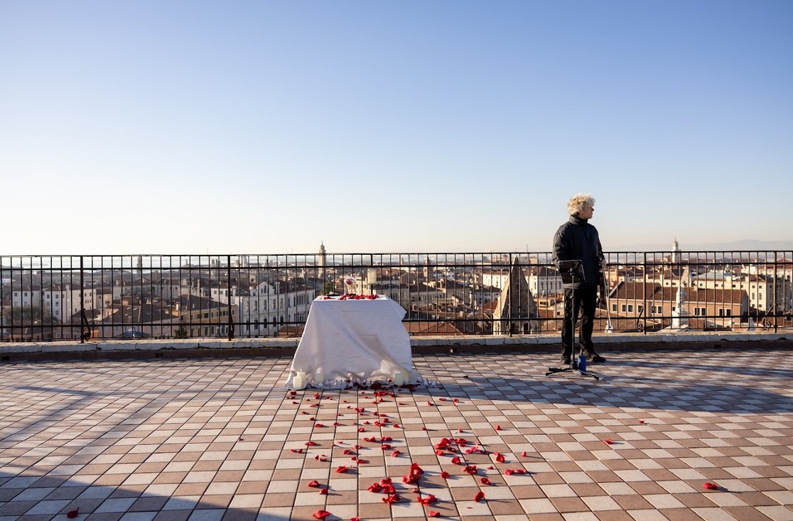 Proposta matrimonio Venezia terrazza con vista panoramica e musicista
