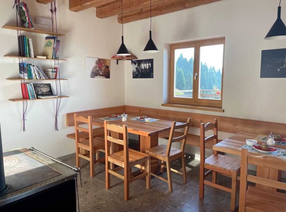 Malga Cavallera interno tavolo
