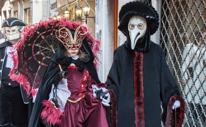 Carnevale Venezia tour maschere a passeggio