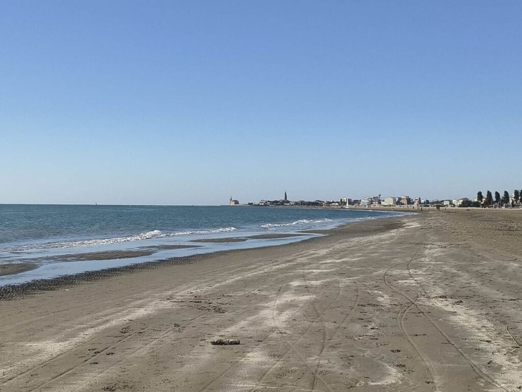 Spiaggia Levante Caorle vista centro storico