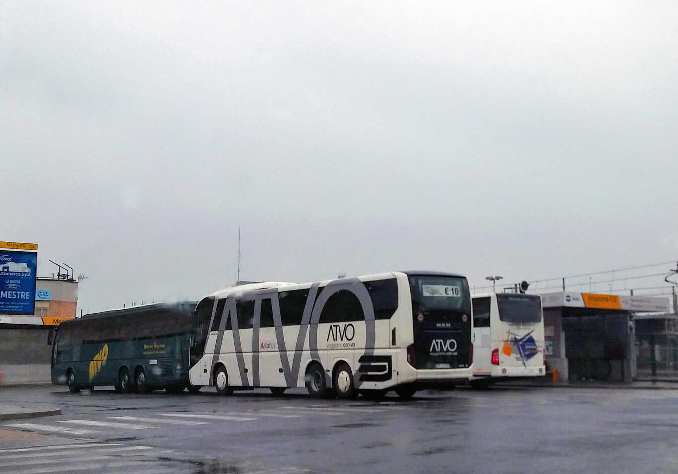 Fermata alla stazione ferroviaria di Mestre della navetta express ATVO per aeroporto