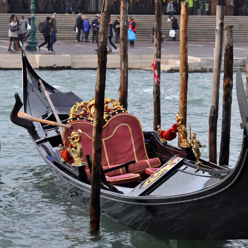Gondola - tipica imbarcazione veneziana per visitare Venezia in atmosfera romantica