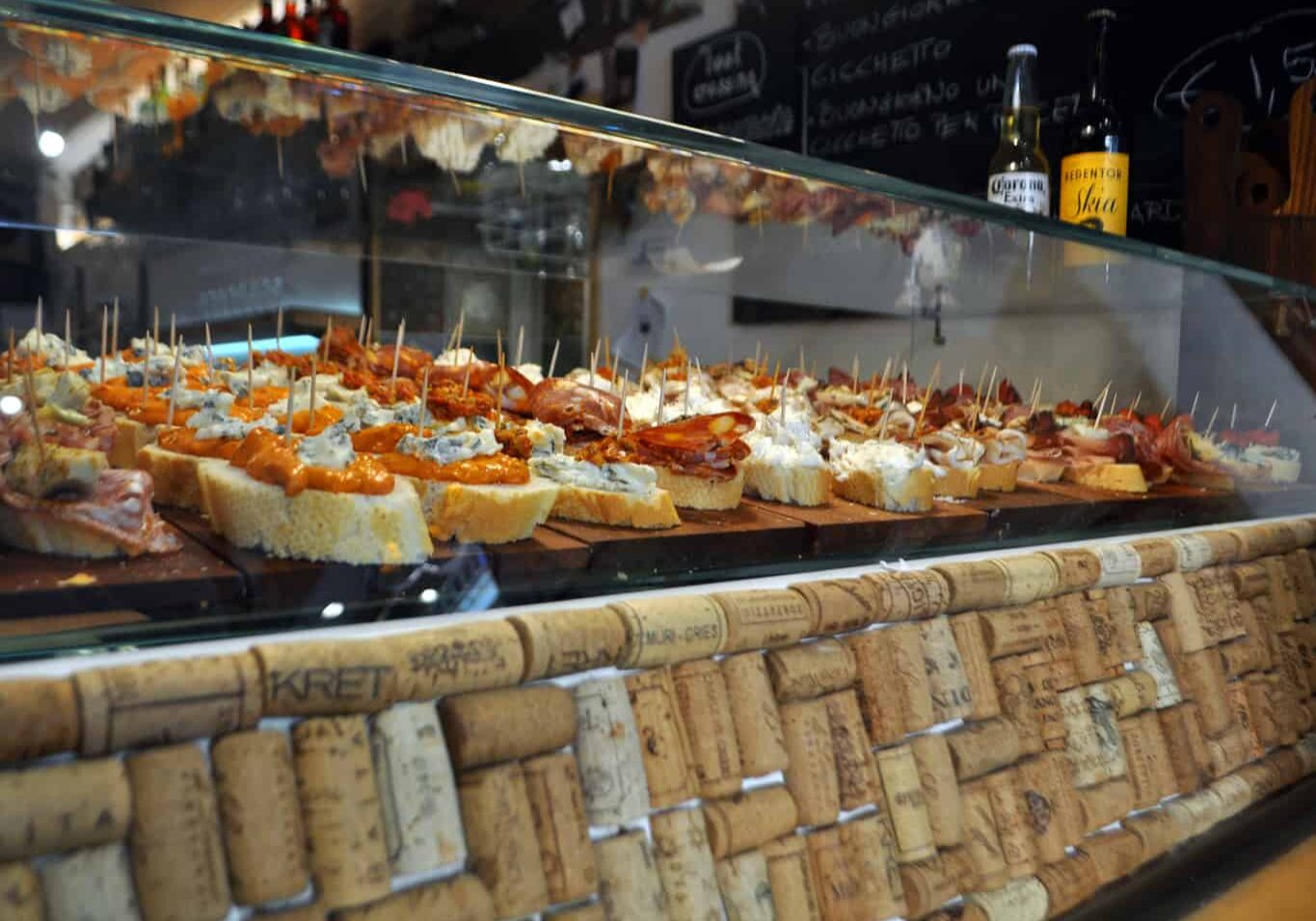 Vetrina di un Bacaro di Venezia con i tipici cicchetti